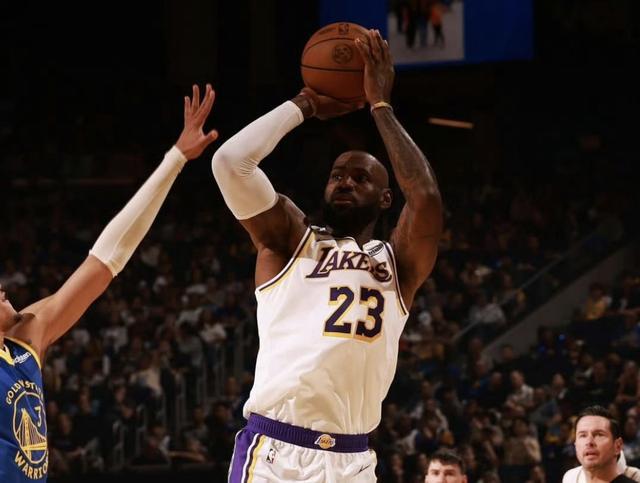 8868体育-名记：建议詹姆斯学习霉霉，和每支球队都签一周进行退役巡演